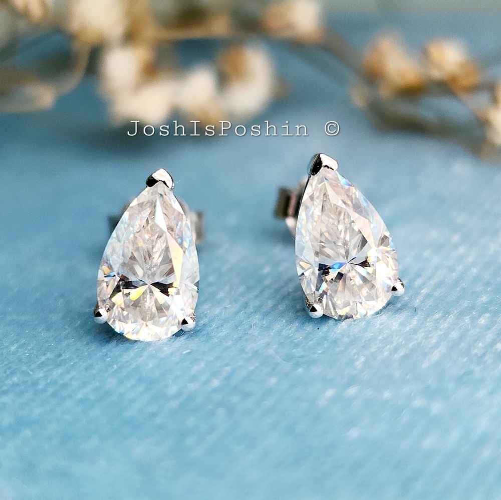 Beautiful & Classic Teardrop Cubic Zirconia Stud Earrings - White Crystal
